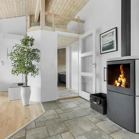 3 Bedroom Stunning In Дом отдыха Рённе